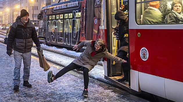 �esko pokryla siln� ledovka. Z�b�r z Prahy. Probl�my maj� chodci, komplikuje se doprava. (13. ledna 2026)