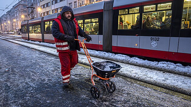 �esko pokryla siln� ledovka. Z�b�r z Prahy. Probl�my maj� chodci, komplikuje se doprava. (13. ledna 2026)