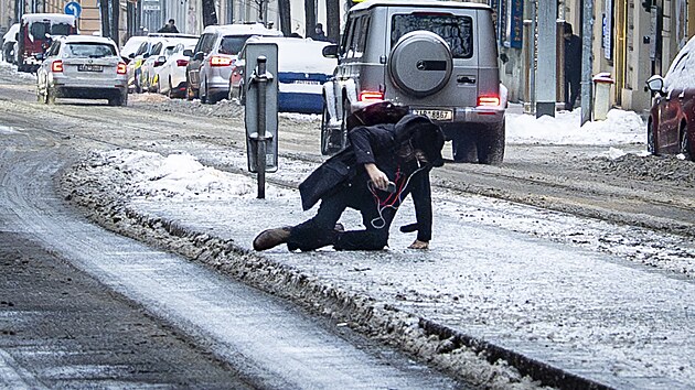 �esko pokryla siln� ledovka. Z�b�r z Prahy. Probl�my maj� chodci, komplikuje se doprava. (13. ledna 2026)