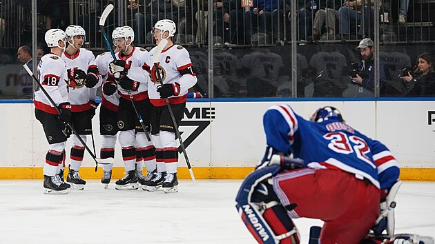 Hokejist� Ottawa Senators slav� g�l v z�pase s New York Rangers, poko�en�m je Jonathan Quick (32).