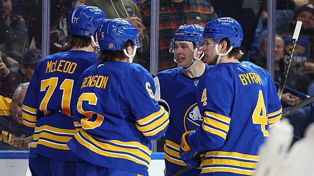 Hokejist� Buffalo Sabres se raduj� z g�lu Jacka Quinna (22).