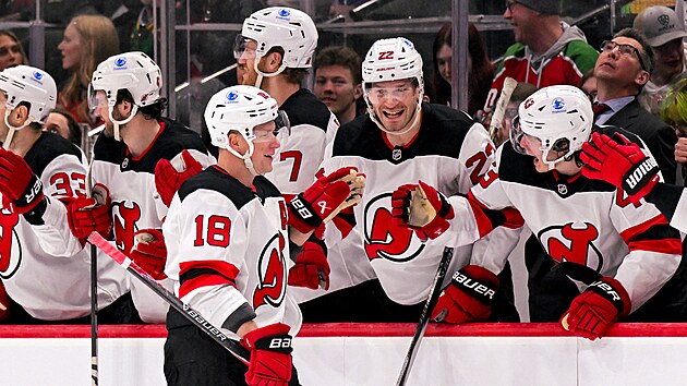 Ond�ej Pal�t (18) slav� sv�j g�l se spoluhr��i z New Jersey Devils.