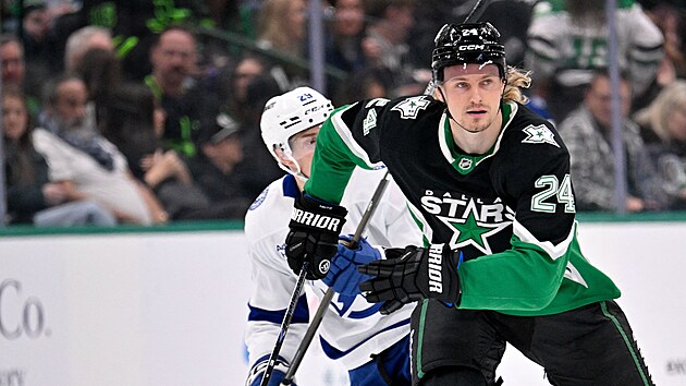 Roope Hintz (24) z Dallas Stars v z�pase s Tampa Bay Lightning