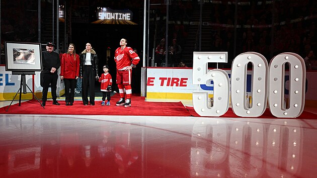Patrick Kane z Detroit Red Wings slav� i s rodinou sv�j g�l ��slo 500.