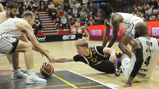 Pardubice hücumda üstünlük sağladı, Brno beklenmedik bir şekilde çöktü. Nymburk 20. galibiyetini aldı