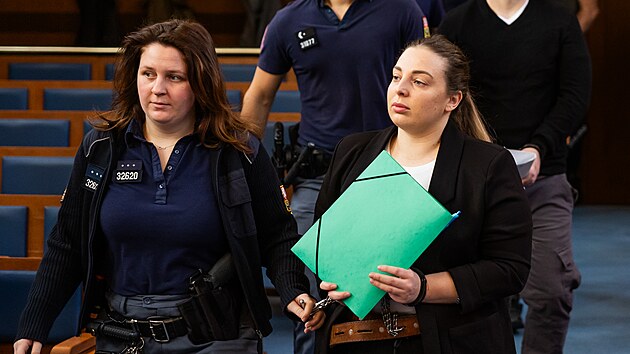 �ty�i �leny rodiny provozuj�c� pou�ov� atrakce vin� ob�aloba u hradeck�ho krajsk�ho soudu z obchodov�n� s lidmi (12. ledna 2026).