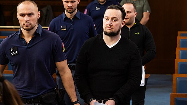 �ty�i �leny rodiny provozuj�c� pou�ov� atrakce vin� ob�aloba u hradeck�ho krajsk�ho soudu z obchodov�n� s lidmi (12. ledna 2026).