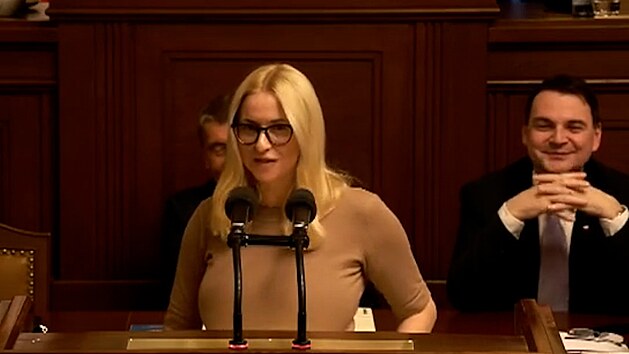 Odpus�te si ty legra�n� obli�eje, ��dala poslankyn� Macinku