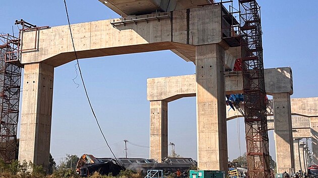 Nejm�n� 22 lid� ve st�edu zem�elo a v�ce ne� 30 dal��ch bylo zran�no p�i �elezni�n� nehod� na severov�chod� Thajska, kde je��b spadl na vlak, kter� vykolejil a za�al ho�et. (14. ledna 2026)