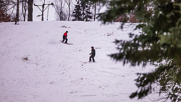 Na horn� ��st sjezdovky Severka se vyd�vaj� jen ti, kdo si troufnou na p��k�ej�� vr�ek. (9. ledna 2026)