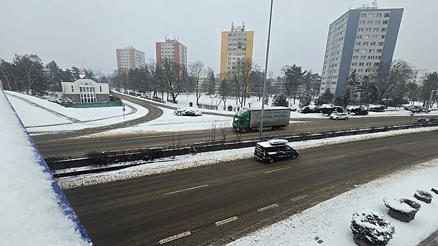 V Hradci Kr�lov� sn�h komplikuje dopravu, na sn�mku je druh� silni�n� okruh u mal�ovick�ho nadjezdu. (13. ledna 2026)