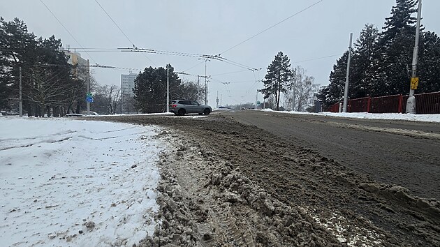 V Hradci Kr�lov� sn�h komplikuje dopravu, na sn�mku je druh� silni�n� okruh u mal�ovick�ho nadjezdu. (13. ledna 2026)