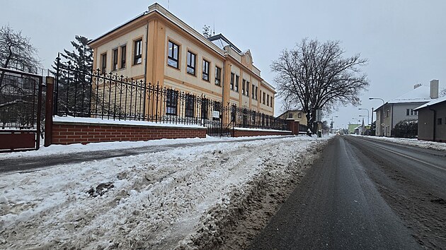 U Z�kladn� �koly �prkova v Hradci Kr�lov� z�stal dopoledne neodklizen� sn�h na parkovac�ch m�stech. (13. ledna 2026)