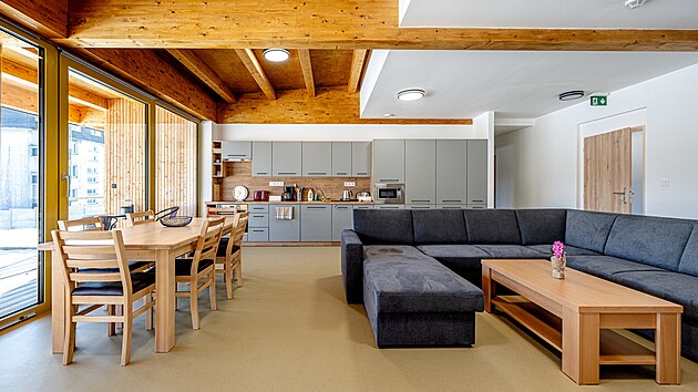 Interi�r domu s komunitn�mi byty p�i Domovu na St��brn�m vrchu v Rokytnici v Orlick�ch hor�ch (8. ledna 2026)