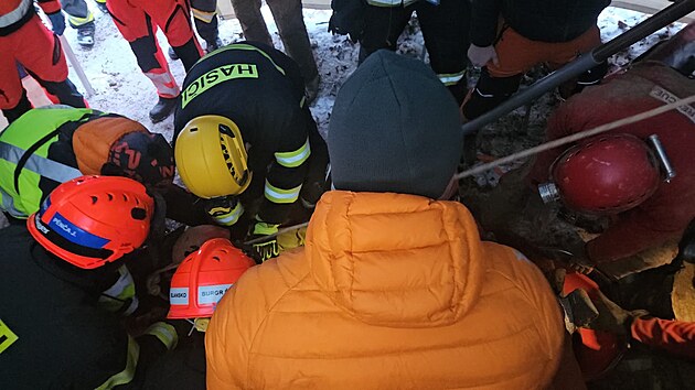 Cel� z�sah trval v�ce ne� 20 hodin, z toho p�ibli�n� 5 hodin zabrala samotn� z�chrana v podzem�. (11. ledna 2026)