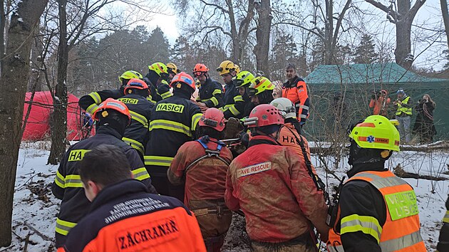 Hasi�i a z�chran��i po v�ce ne� 20 hodin�ch vyprostili v Moravsk�m krasu mu�e, kter� uv�zl v jeskyni. (11. ledna 2026)