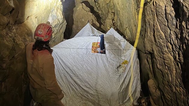 Hasi�i a z�chran��i po v�ce ne� 20 hodin�ch vyprostili v Moravsk�m krasu mu�e, kter� uv�zl v jeskyni. (11. ledna 2026)