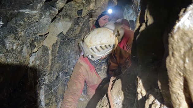 Hasi�i a z�chran��i po v�ce ne� 20 hodin�ch vyprostili v Moravsk�m krasu mu�e, kter� uv�zl v jeskyni. (11. ledna 2026)