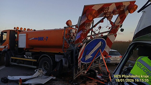 �idi� dod�vky narazil do �ipky a auta silni����. Nehoda se stala na D5 u N��an. (18. ledna 2026)