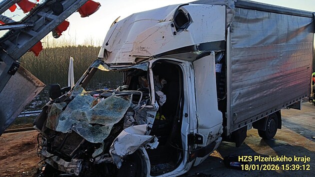 �idi� dod�vky narazil do �ipky a auta silni����. Nehoda se stala na D5 u N��an. (18. ledna 2026)
