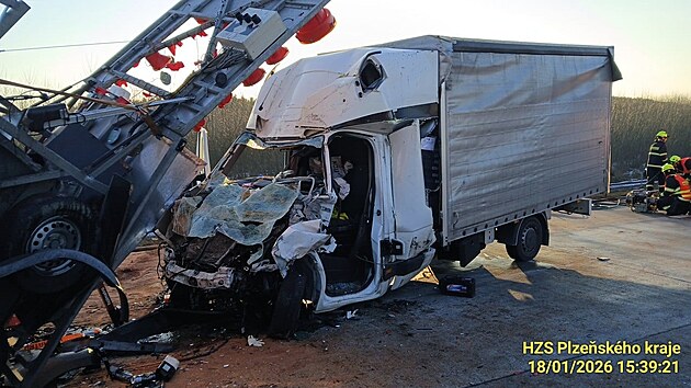 �idi� dod�vky narazil do �ipky a auta silni����. Nehoda se stala na D5 u N��an. (18. ledna 2026)