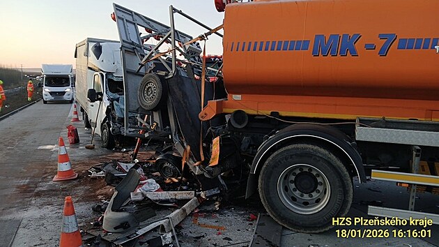 �idi� dod�vky narazil do �ipky a auta silni����. Nehoda se stala na D5 u N��an. (18. ledna 2026)