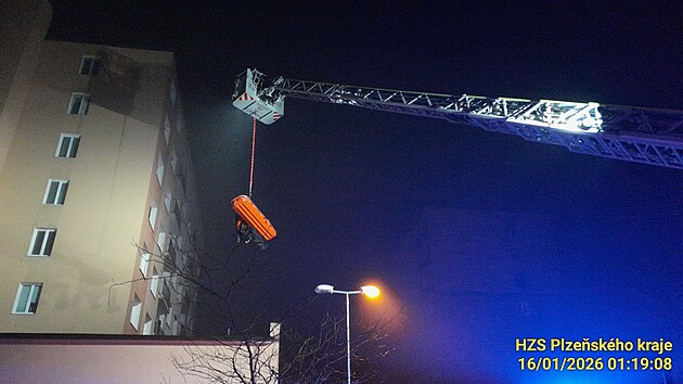 Hasi�i zachra�ovali �enu, kter� spadla z panelov�ho domu ve T�emo�n� u Plzn� na st�echu kotelny. (16. ledna 2026)
