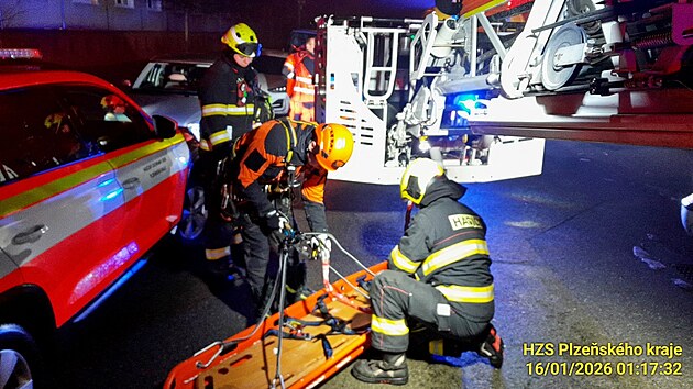 Hasi�i zachra�ovali �enu, kter� spadla z panelov�ho domu ve T�emo�n� u Plzn� na st�echu kotelny. (16. ledna 2026)