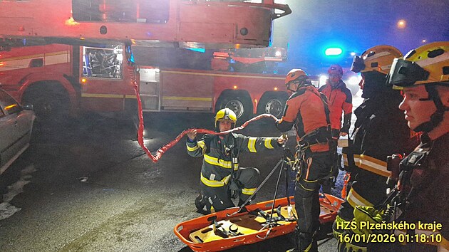 Hasi�i zachra�ovali �enu, kter� spadla z panelov�ho domu ve T�emo�n� u Plzn� na st�echu kotelny. (16. ledna 2026)