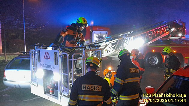 Hasi�i zachra�ovali �enu, kter� spadla z panelov�ho domu ve T�emo�n� u Plzn� na st�echu kotelny. (16. ledna 2026)