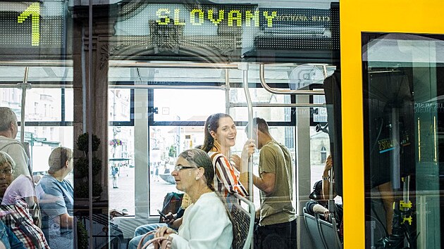 Komedie N�kdo to r�d v Plzni u� m� svoji tituln� p�se�. Do kin vstoup� v dubnu.