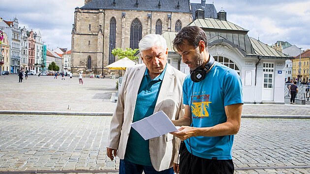 Komedie N�kdo to r�d v Plzni u� m� svoji tituln� p�se�. Nat��ela se na sklonku l�ta p��mo v centru Plzn�, do kin vstoup� v dubnu.