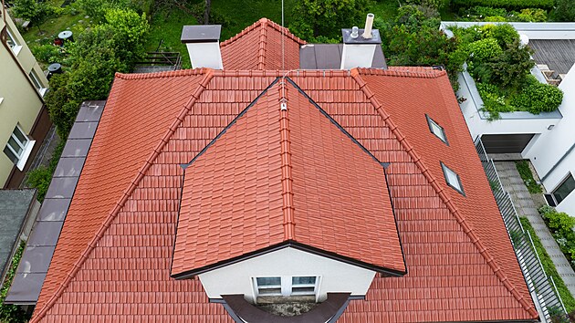 Skl�dan� krytina je dlouhodob� spolehliv� a jej� �dr�ba z�st�v� jednoduch�