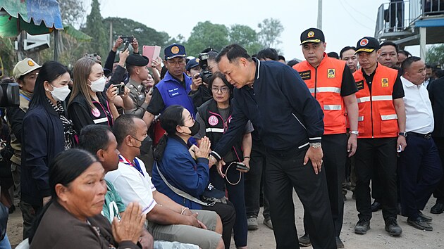 Thajsk� premi�r Anutin Charnvirakul se setk�v� s p��buzn�m ob�ti p�i n�v�t�v� m�sta, kde stavebn� je��b spadl na osobn� vlak. (14. ledna 2026)