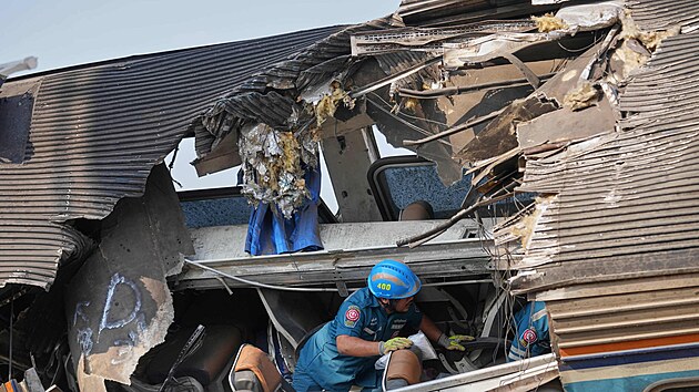 Z�chran�� pracuje uprost�ed trosek pot�, co stavebn� je��b spadl na osobn� vlak. (14. ledna 2026)