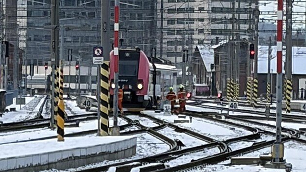 Na brněnském hlavním nádraží vykolejil vlak, provoz byl přerušený