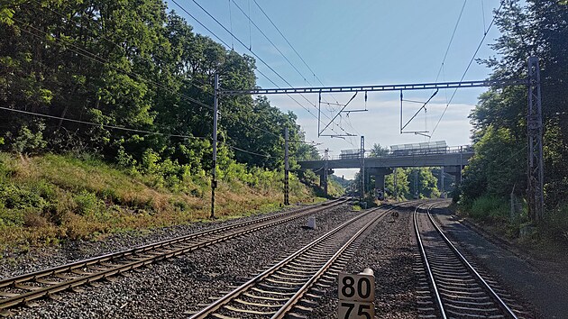 Rozd�len� trat� za Bla�ovicemi. Vpravo vede Vl�rsk� dr�ha, vlevo spojka do Holubic, po most� p�ech�z� vle�ka do cement�rny Mokr�