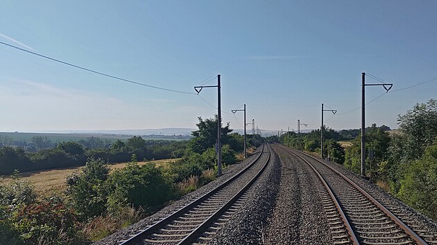 Vl�rsk� dr�ha je od Bla�ovic jedinou dvoukolejnou neelektrifikovanou dr�hou u n�s