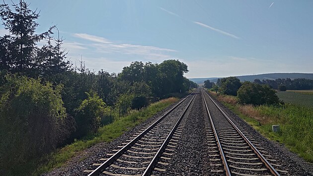 Pohled na dv� koleje bez elektrifikace je fascinuj�c�