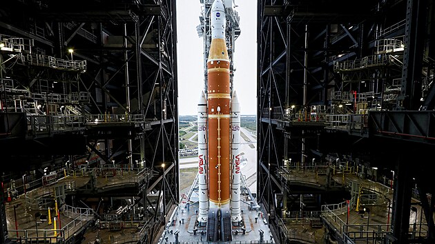 Pohled na 98metrovou soustavu kosmick� lodi Orion a rakety SLS p�i v�jezdu z mont�n� haly VAB.