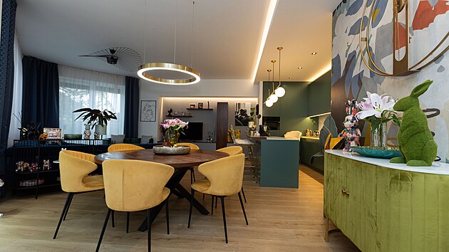 J�deln�mu koutu s pohodln�mi k�es�lky kraluje kulat� st�l, kter� je st�edobodem dom�cnosti. 