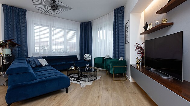 K dispozici je samoz�ejm� i pohodln� seda�ka p�ed ob�� televiz�, bez toho by to snad ani ne�lo.
