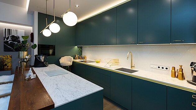 Kuchy� je doslova r�jem kucha��, je modern�, velk� a pln� �pi�kov�ch spot�ebi��. 