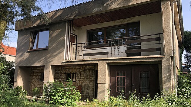 P�vodn� budova byla d�mysln� vestav�na do sva�it�ho ter�nu, co� investo�i zachovali i u nov�ho domu a dokonale ji okop�rovali.