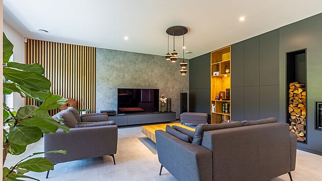 Dubov� d�evo, �ern� kov a k�men � materi�ly, ke kter�m majitelka inklinuje, se prol�naj� cel�m domem a vytv��� zemitou mu�skou energii.