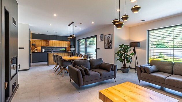 Dubov� d�evo, �ern� kov a k�men � materi�ly, ke kter�m majitelka inklinuje, se prol�naj� cel�m domem a vytv��� zemitou mu�skou energii.