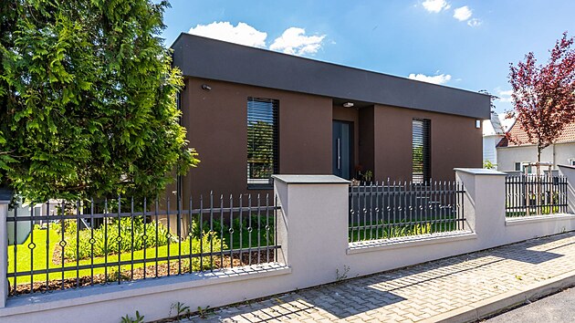 Z ulice se tato d�evostavba tv��� jako jednopodla�n�. 