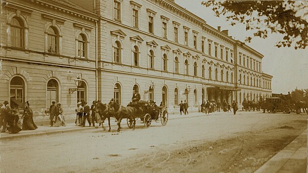 Ruch p�ed n�dra��m na konci 19. stolet�