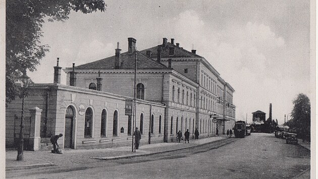 Na pohlednici odeslan� na podzim roku 1941 je vid�t nejen n�dra�n� budova, ale i vod�rensk� v�, a tak� tramvajov� i osobn� doprava. Na ni��� p��stavb� vlevo je cedule �Postamt�, n�dra�� hr�lo nezastupitelnou roli v po�tovn�ch slu�b�ch.