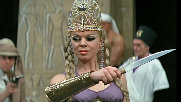 Iva Jan�urov� ve filmu �Pane, vy jste vdova!� (1970)